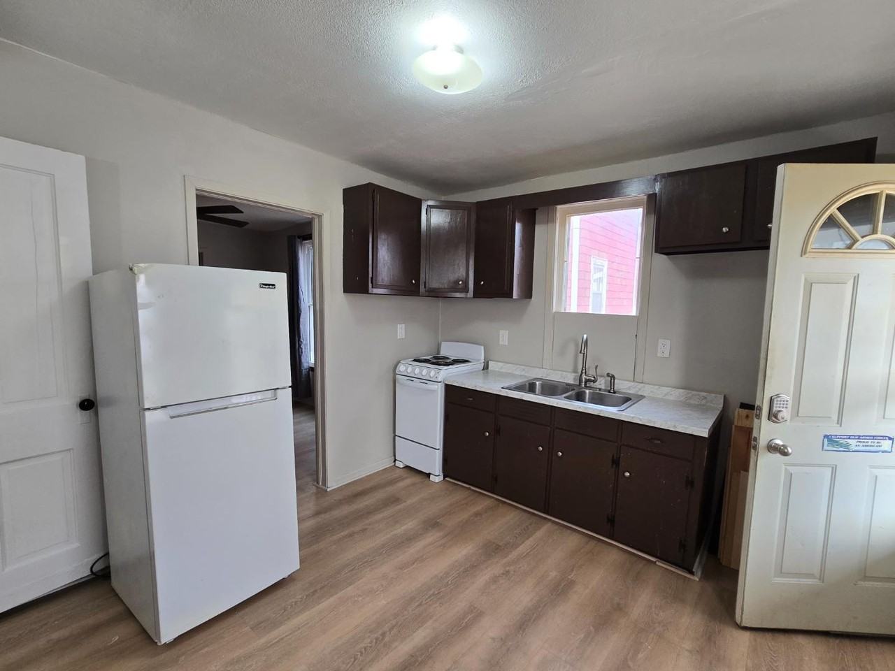 137 4th Avenue Southeast - Photo 2 of 5