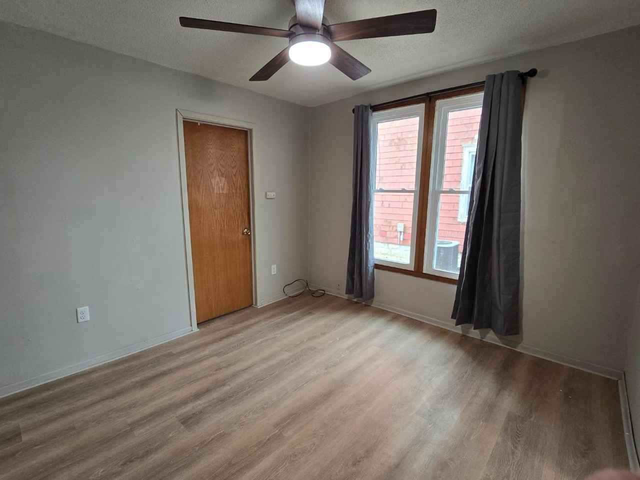 137 4th Avenue Southeast - Photo 3 of 5