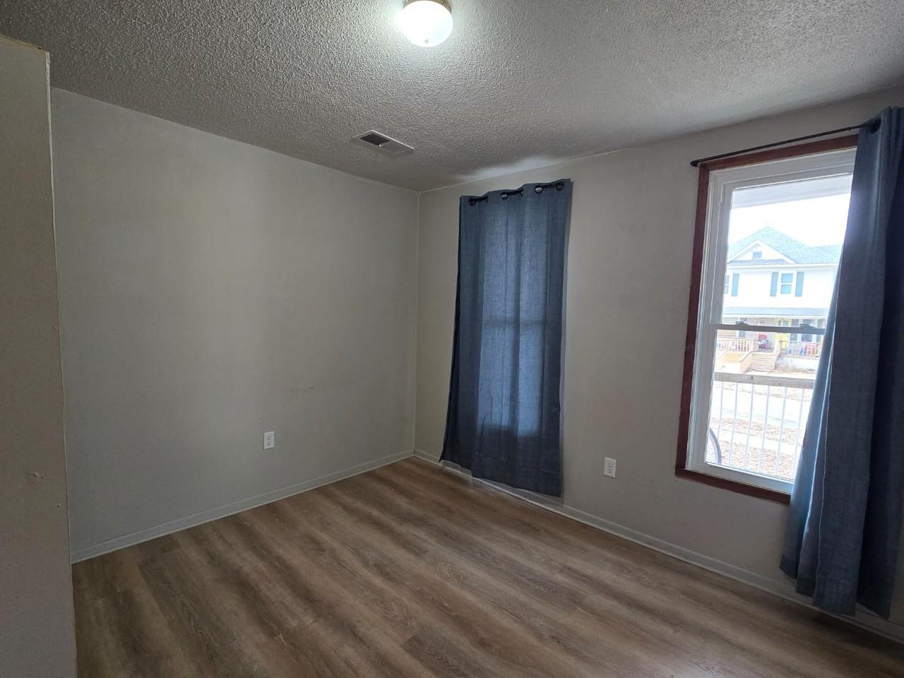 137 4th Avenue Southeast - Photo 4 of 5