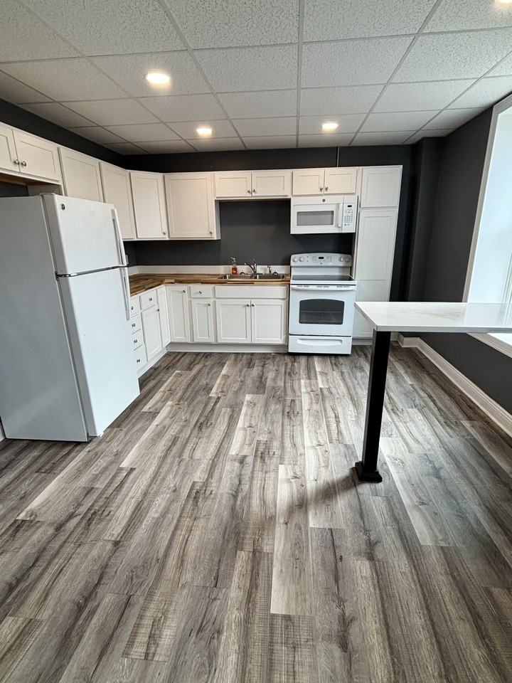 616 Clinton St #1 - Photo 4 of 9