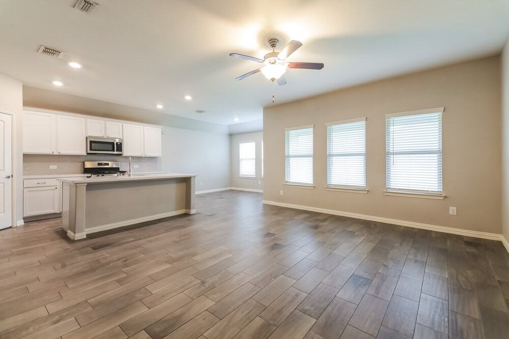 922 Evergreen St - Photo 4 of 16