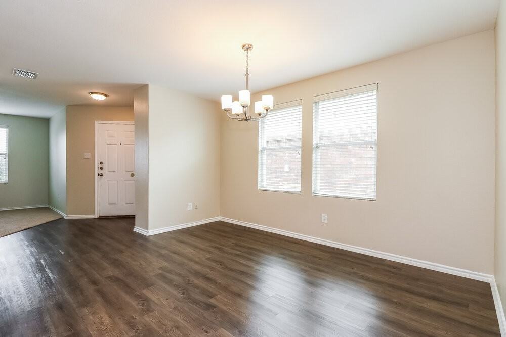 636 Horn St - Photo 4 of 15