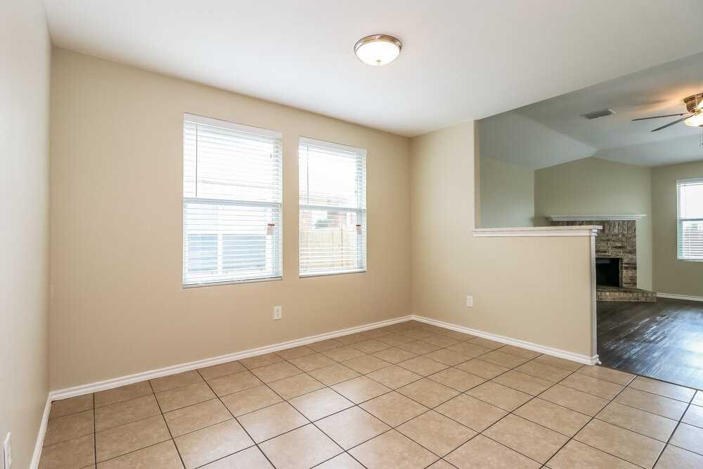 636 Horn St - Photo 5 of 15