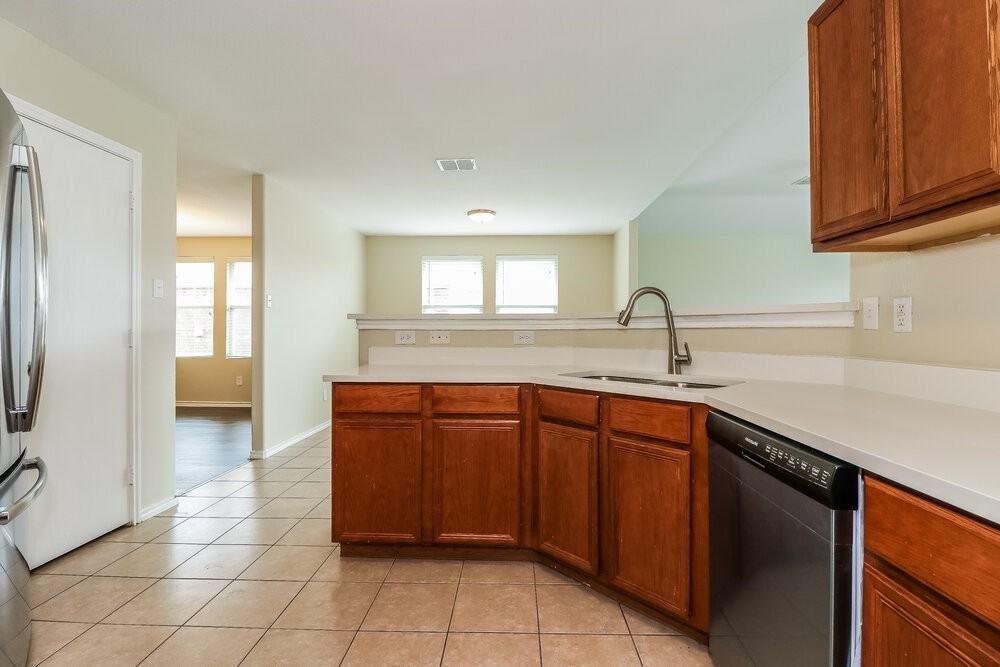 636 Horn St - Photo 6 of 15