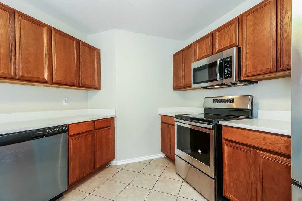 636 Horn St - Photo 7 of 15