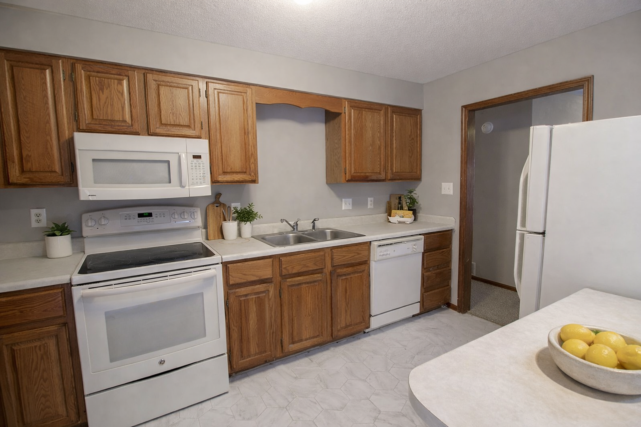 2011 Bridgewater Dr - Photo 4 of 37