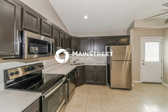 1868 Sheraton Lakes Cir - Photo 5 of 16