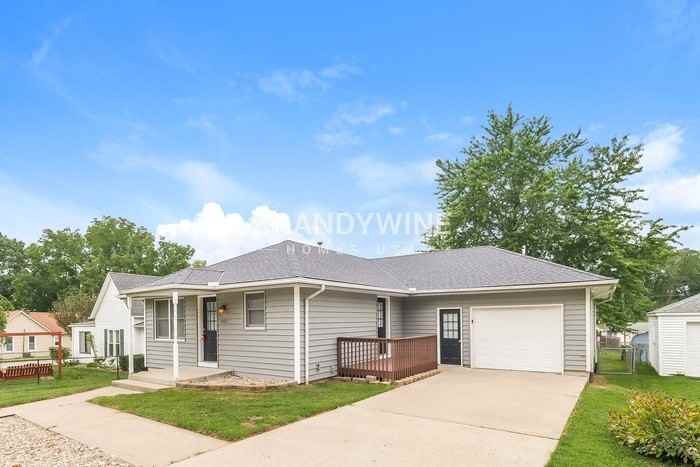 402 Maple Ave - Photo 2 of 22