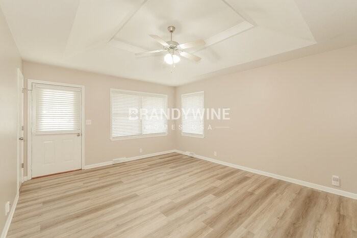 402 Maple Ave - Photo 4 of 22