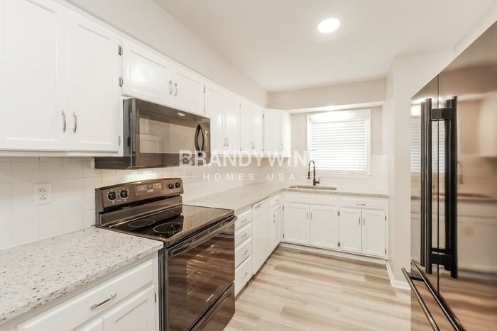 402 Maple Ave - Photo 7 of 22