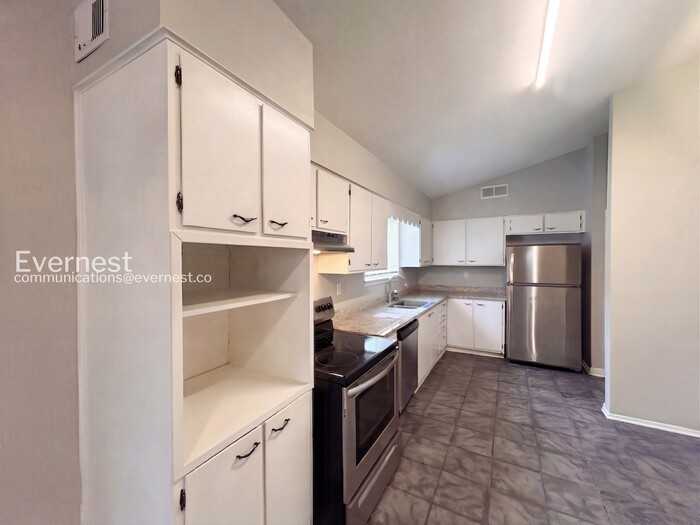 8694 Yorktown Dr - Photo 2 of 23