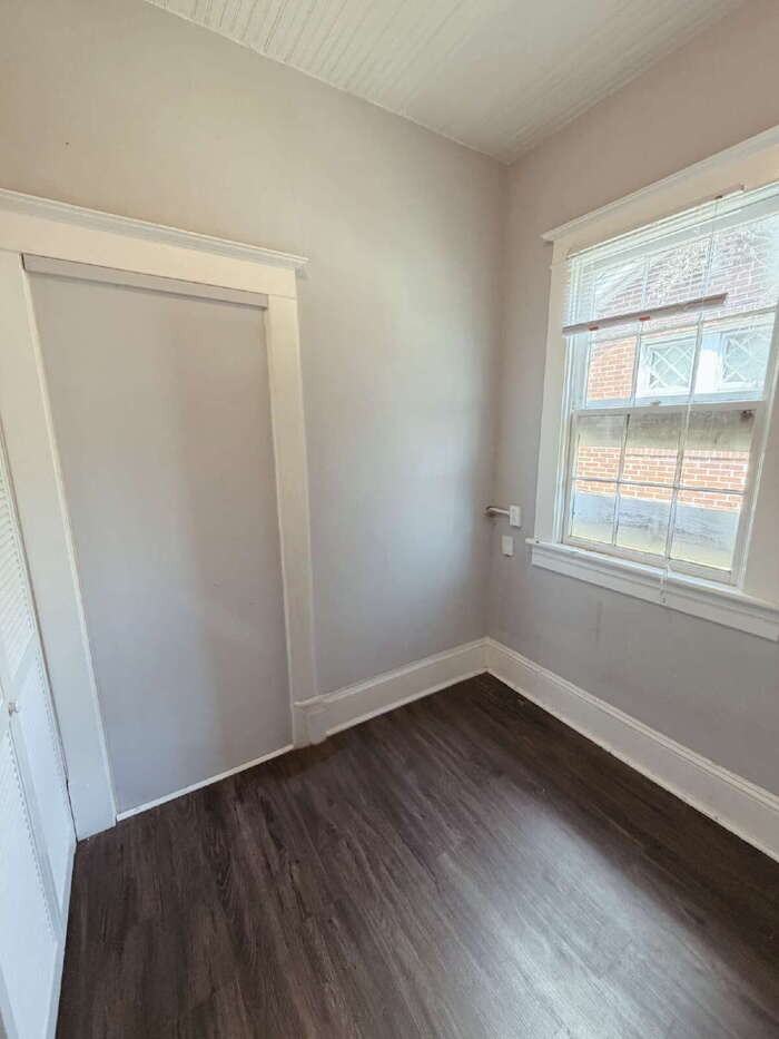 1025 Hillyer Ave - Photo 2 of 10