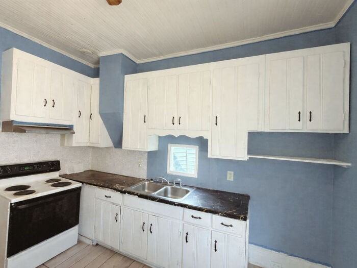 1025 Hillyer Ave - Photo 4 of 10