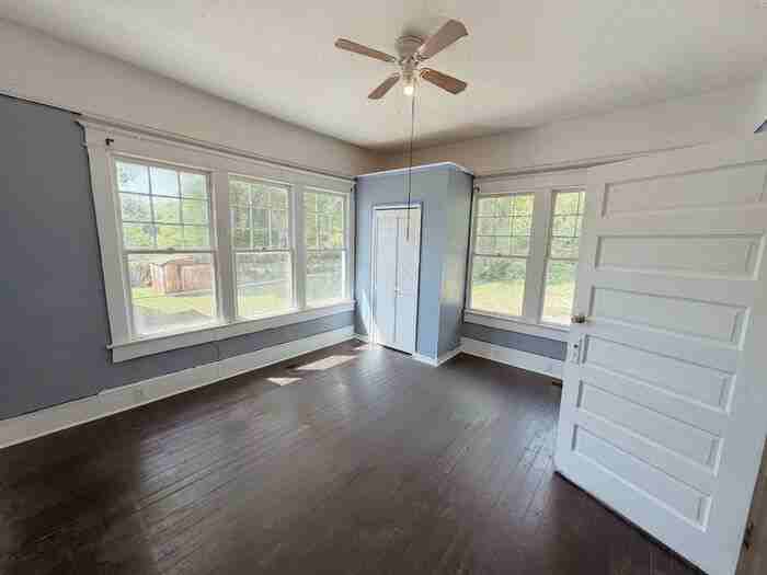 1025 Hillyer Ave - Photo 5 of 10