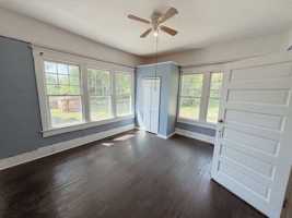 featured image of 1025 Hillyer Ave