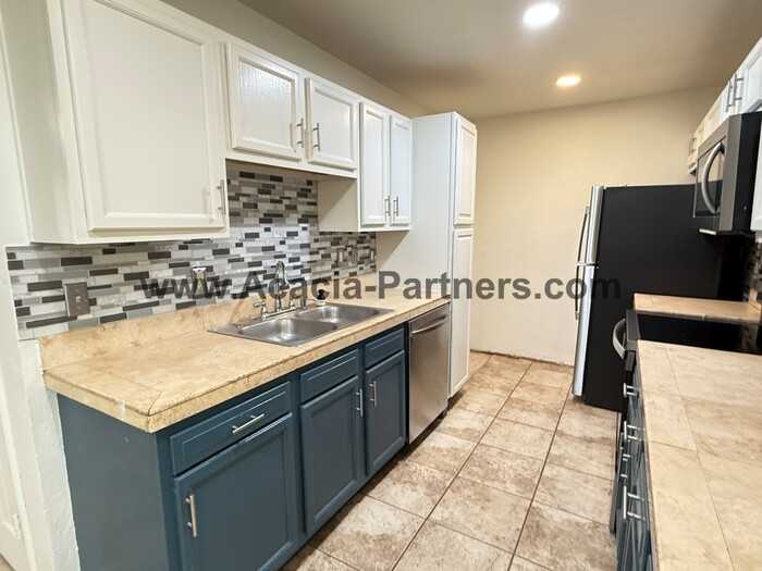 2123 S Rosemont Ave - Photo 3 of 30