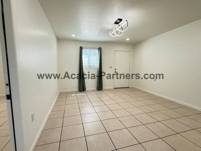 2123 S Rosemont Ave - Photo 7 of 30