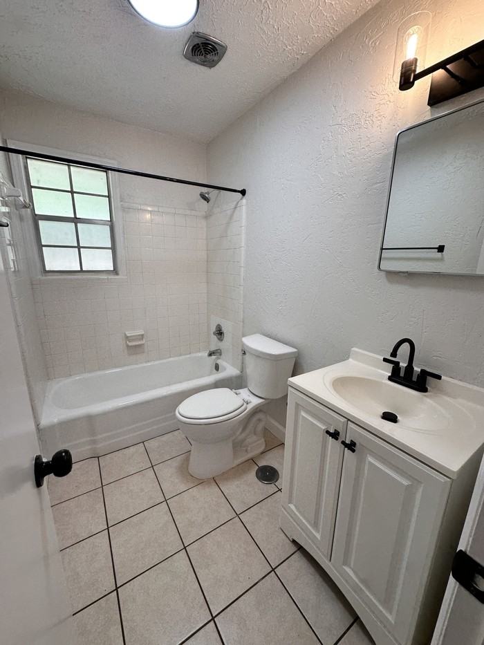 516 E Charles St #1 - Photo 5 of 10