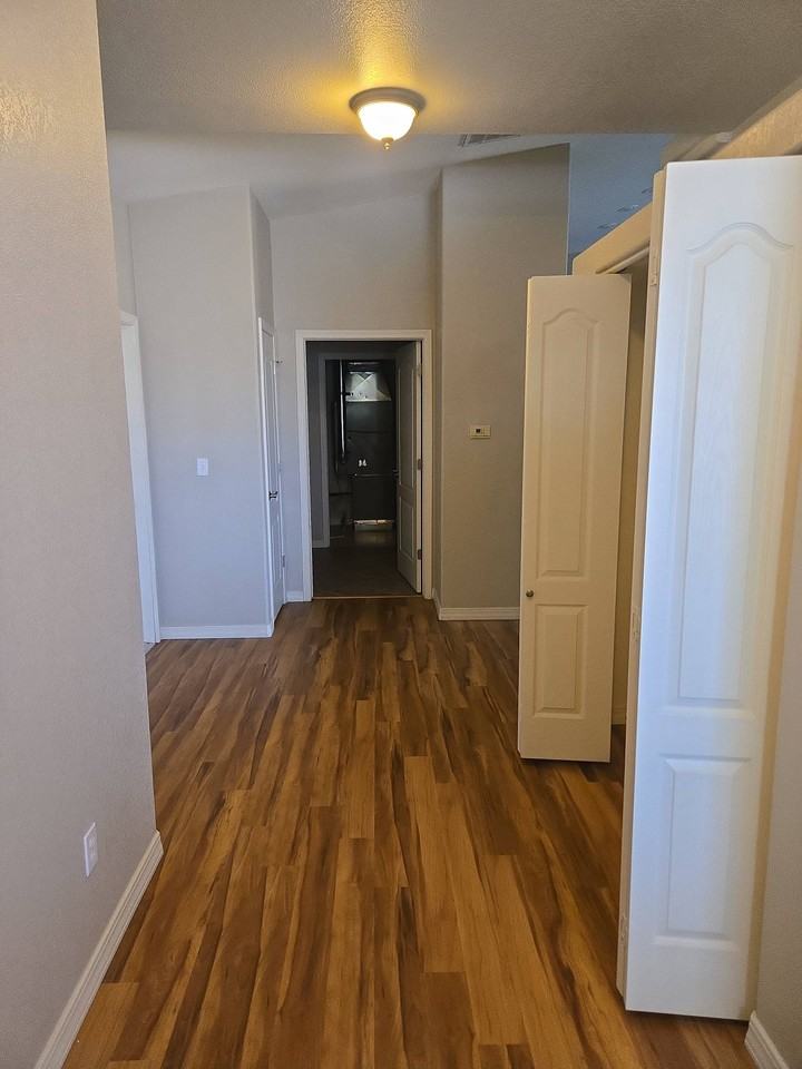 729 Skyview Ct #1 - Photo 4 of 11