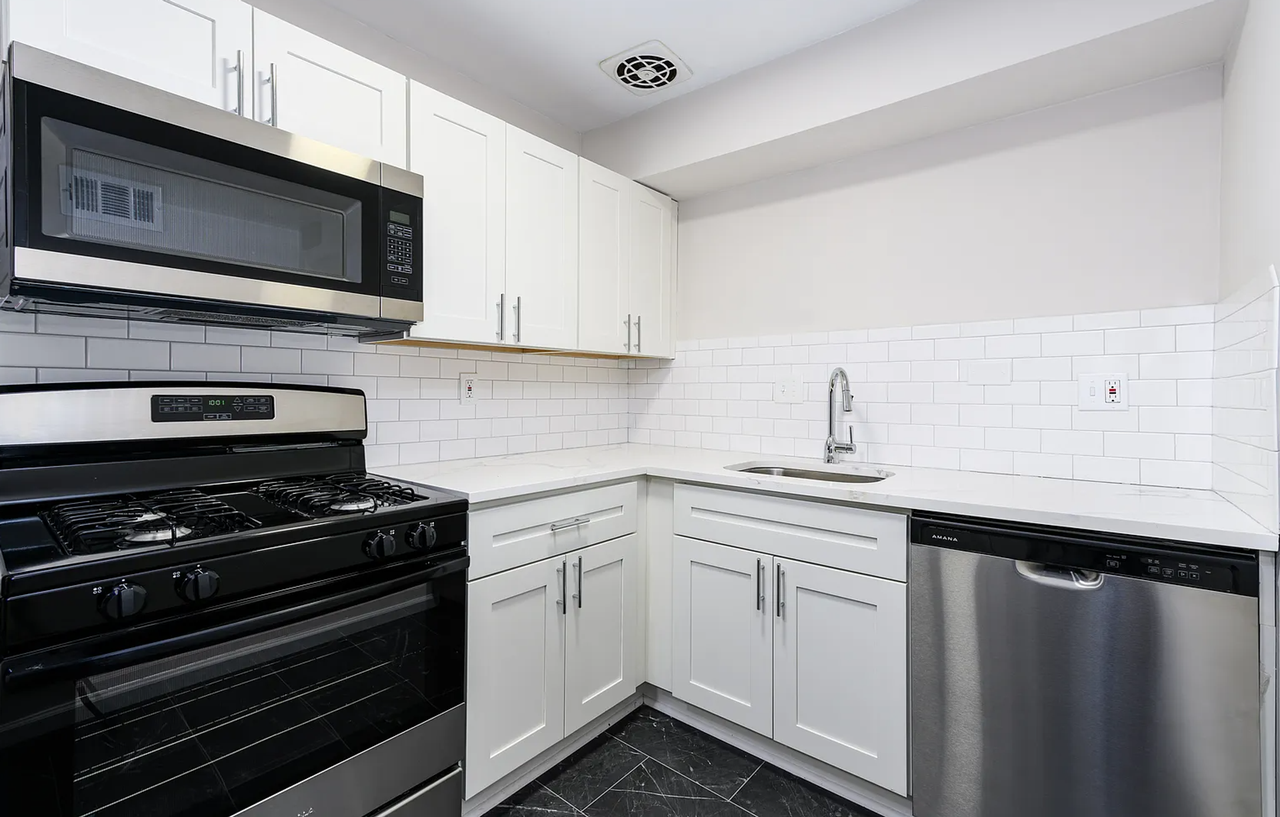 2000 Bellevue - Photo 2 of 24