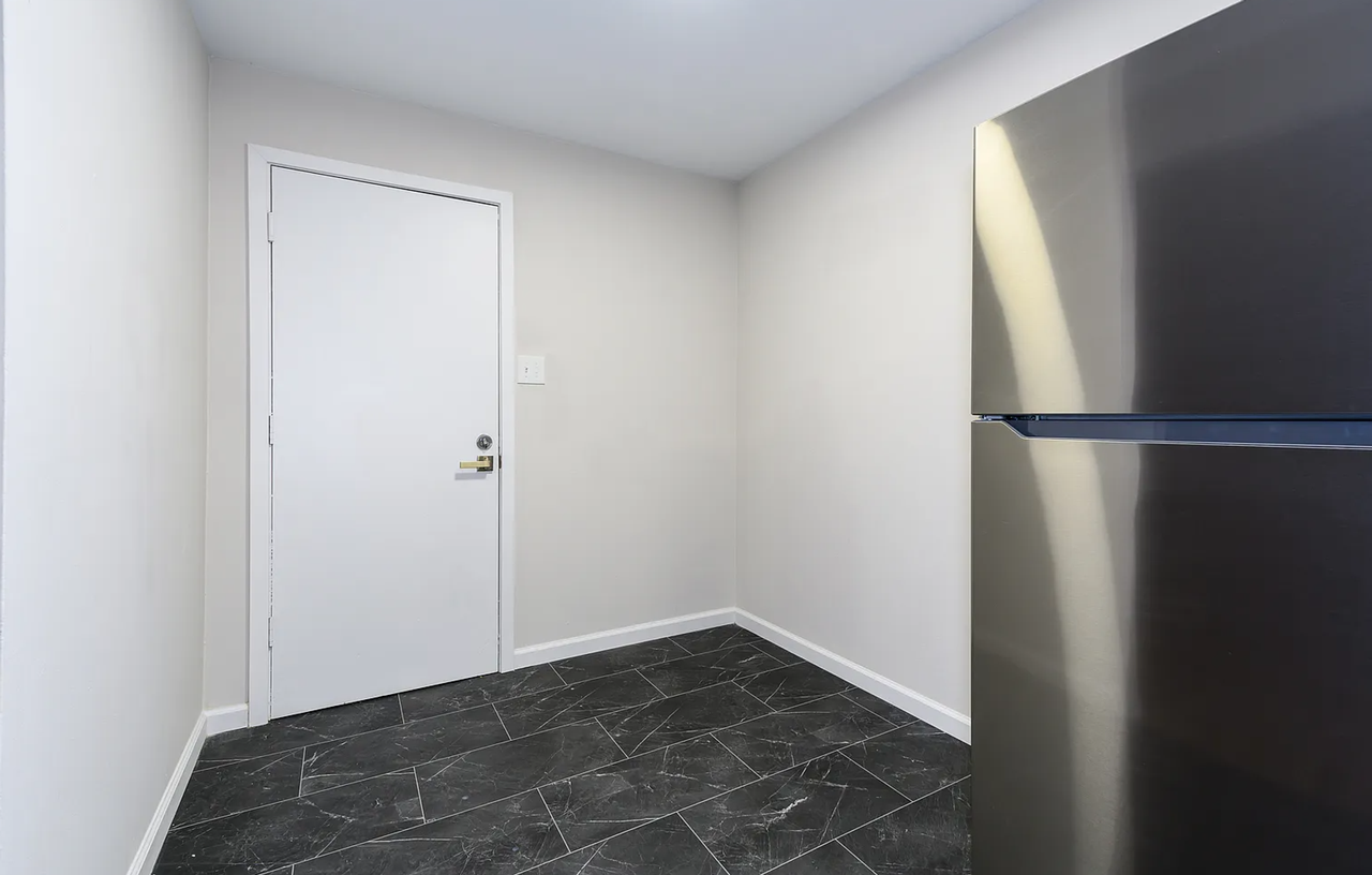 2000 Bellevue - Photo 5 of 24