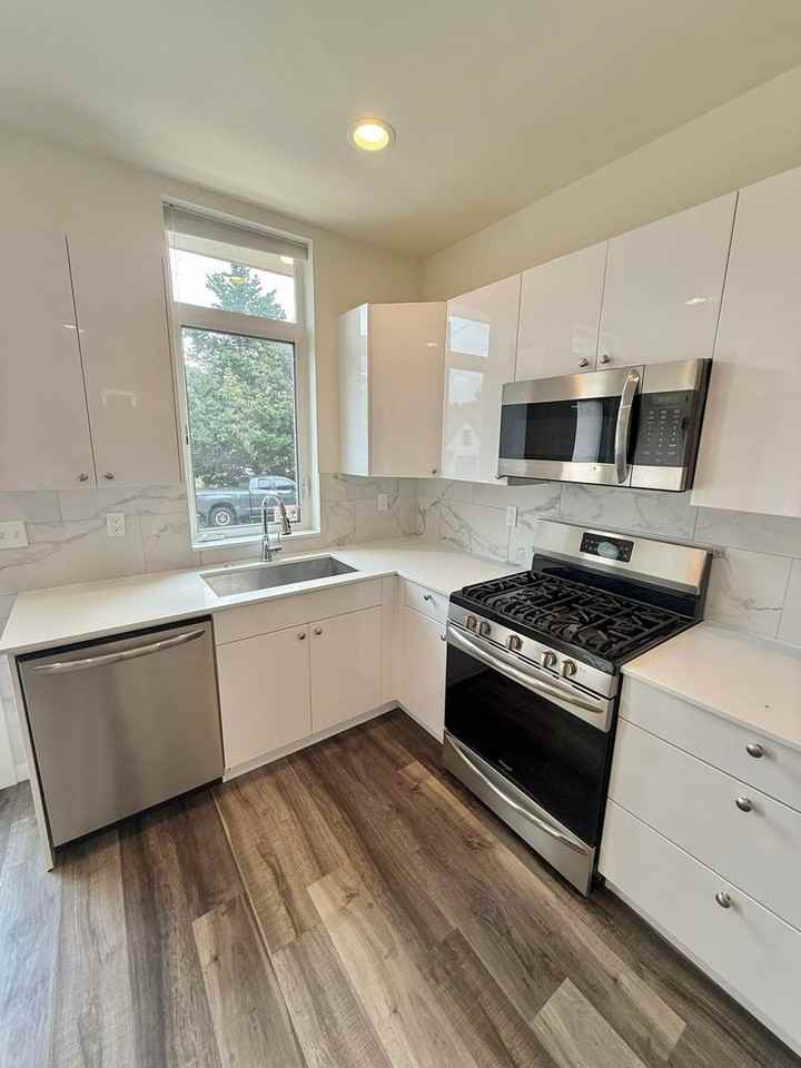 5203A Ravenna Ave Ne - Photo 6 of 25