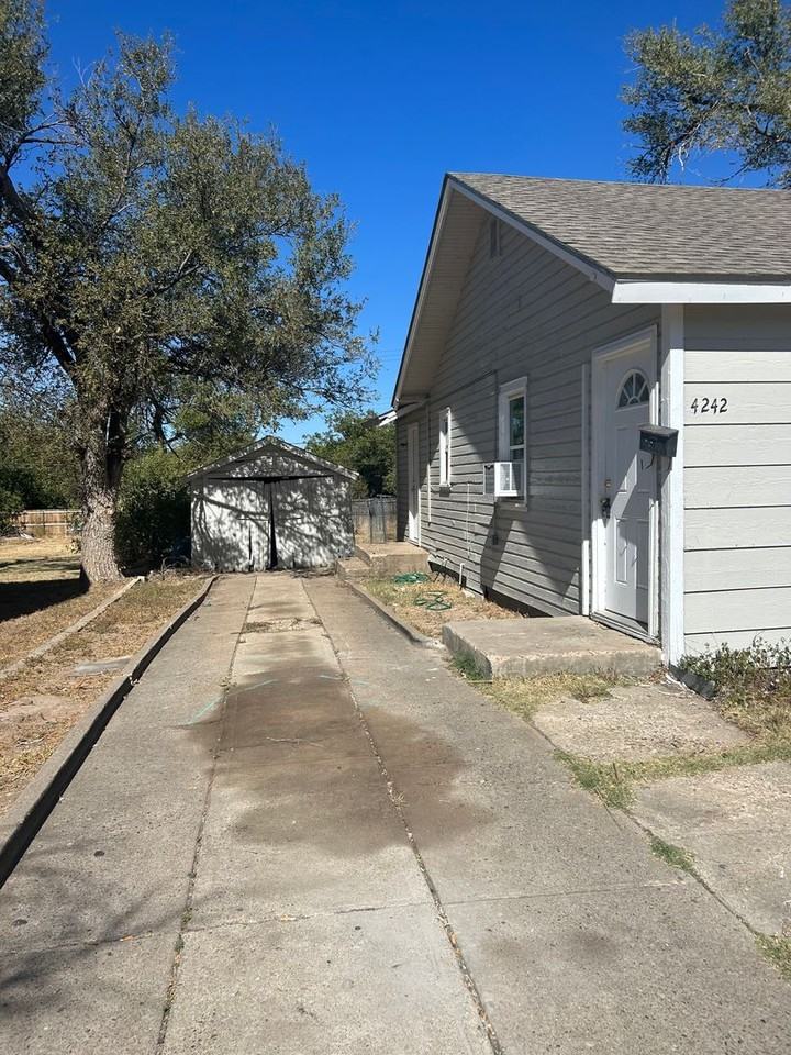 4242 Sw 10th Ave - Photo 2 of 10