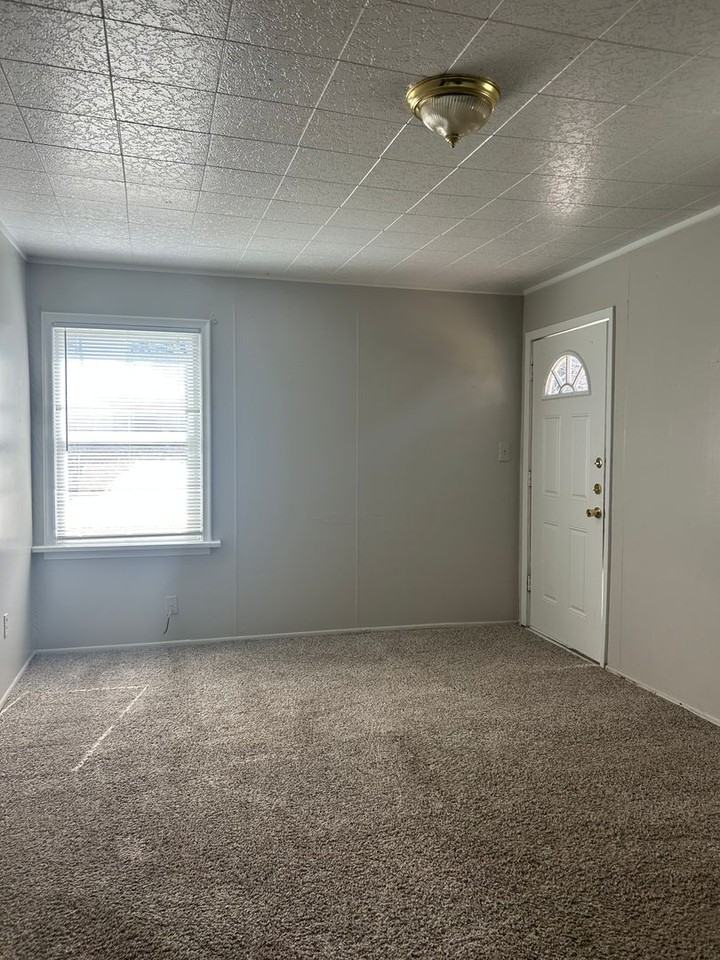 4242 Sw 10th Ave - Photo 3 of 10