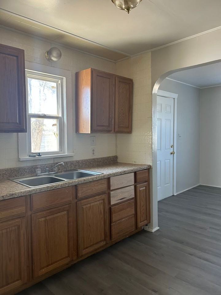 4242 Sw 10th Ave - Photo 5 of 10