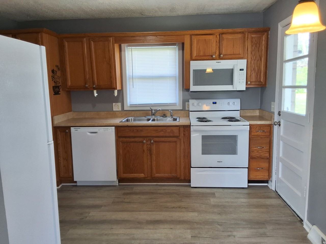 504 Sunrise Ln - Photo 3 of 15