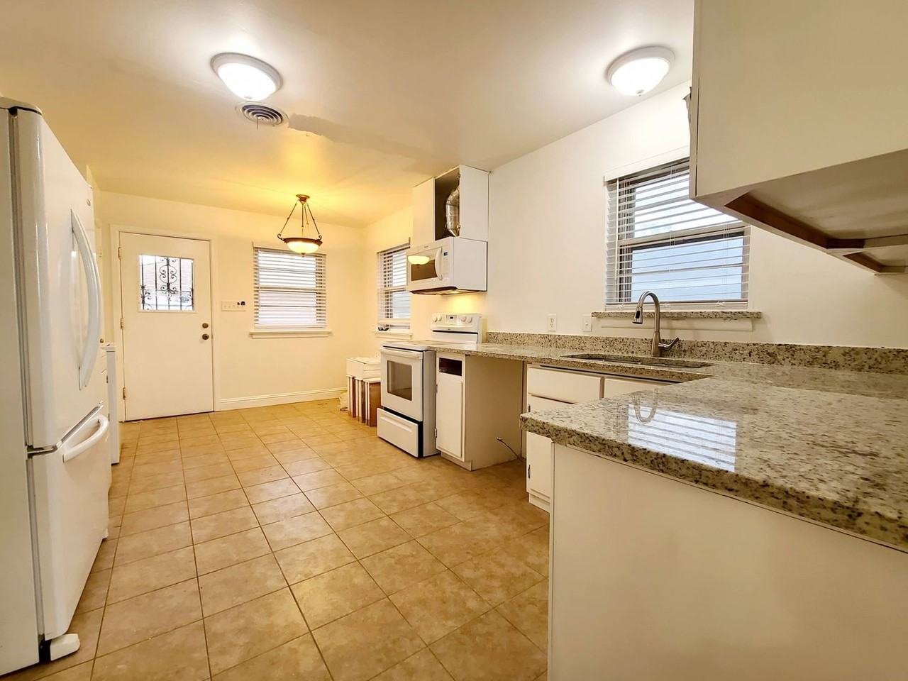 1830 Viewcrest Dr - Photo 3 of 5