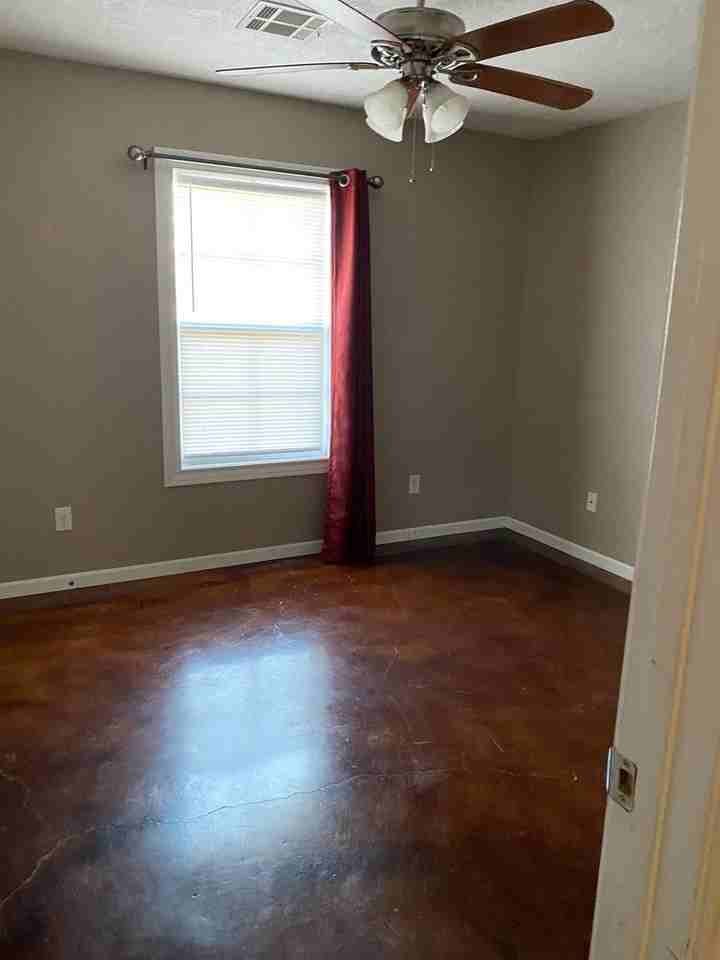 914 Live Oak St - Photo 4 of 6