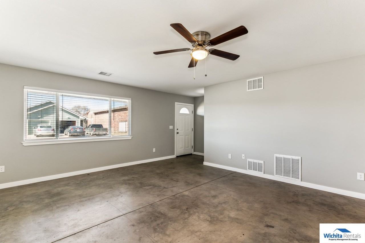 131 N Joann St - Photo 4 of 13