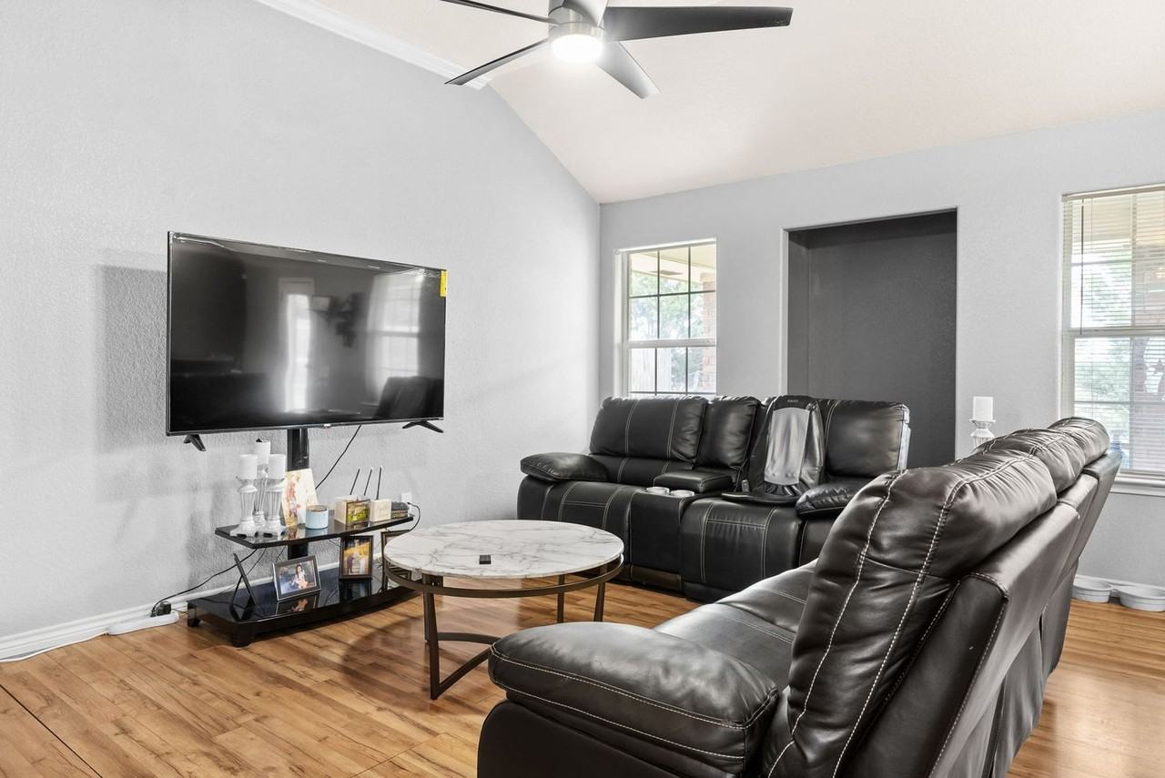 3711 Dewitt County Ct - Photo 2 of 15