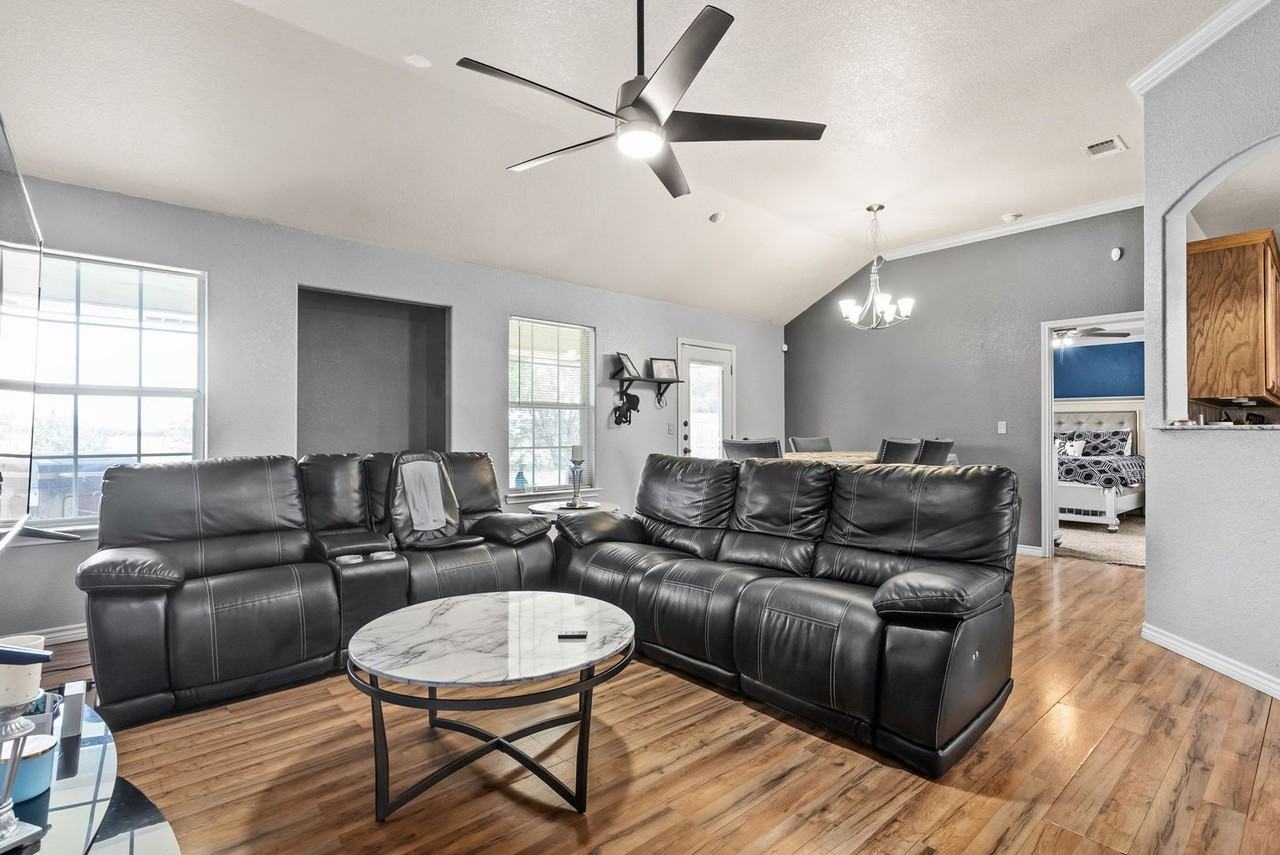 3711 Dewitt County Ct - Photo 3 of 15