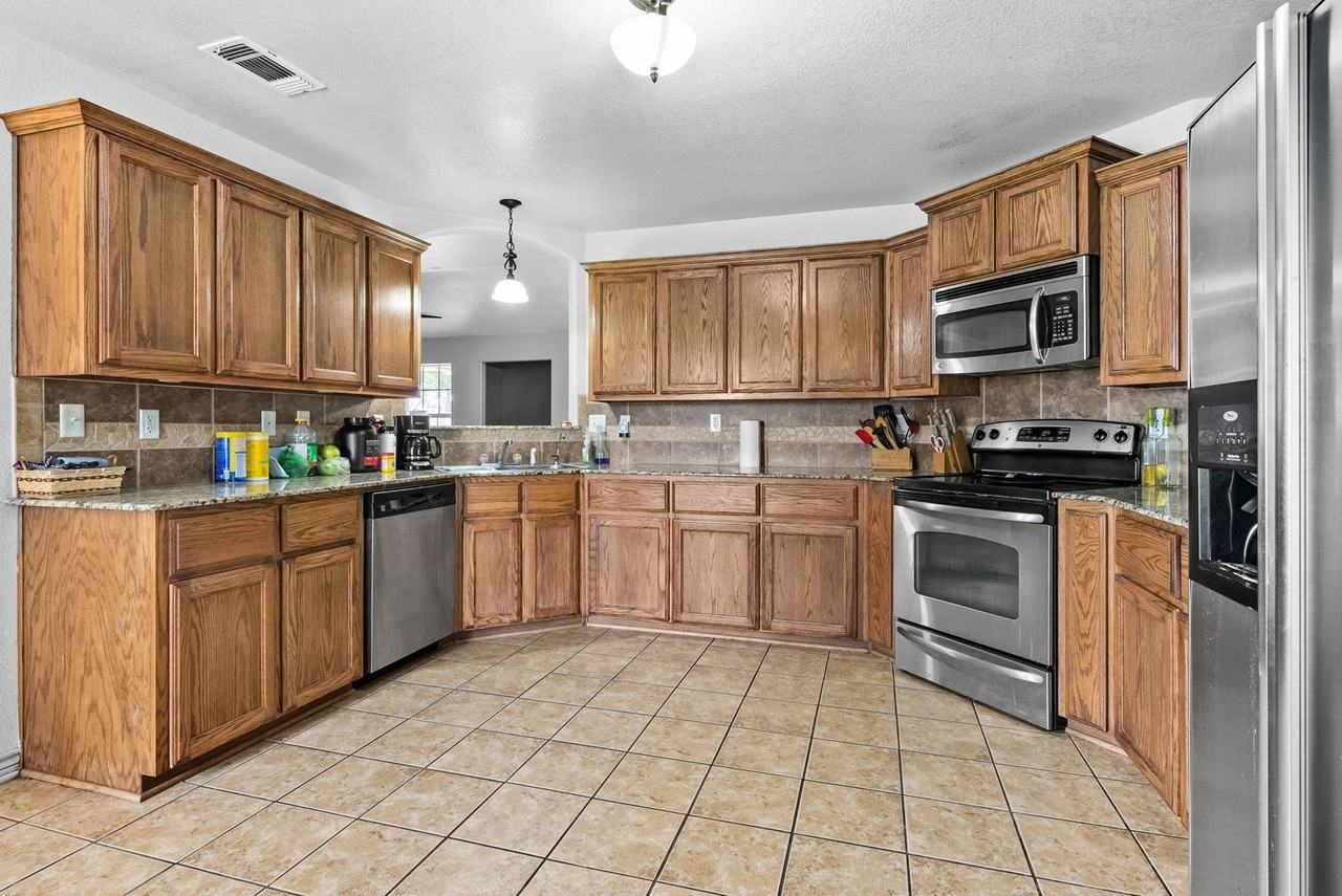 3711 Dewitt County Ct - Photo 4 of 15