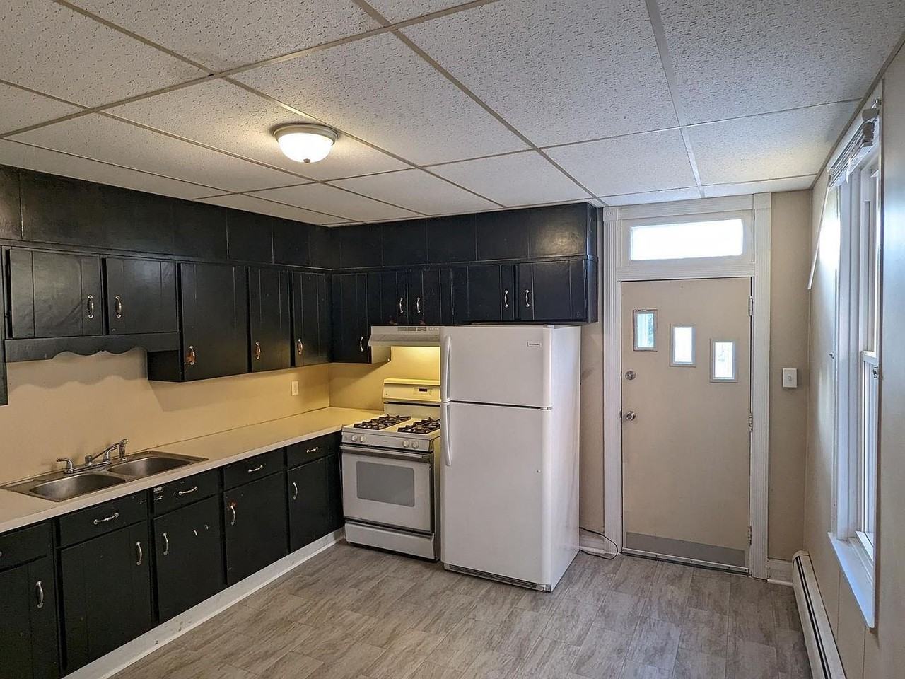 622 E Market St - Photo 3 of 16