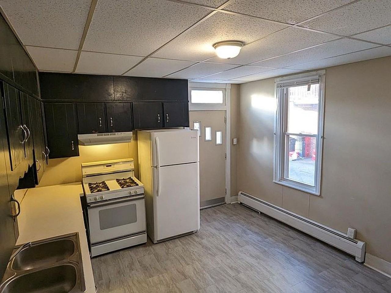 622 E Market St - Photo 4 of 16