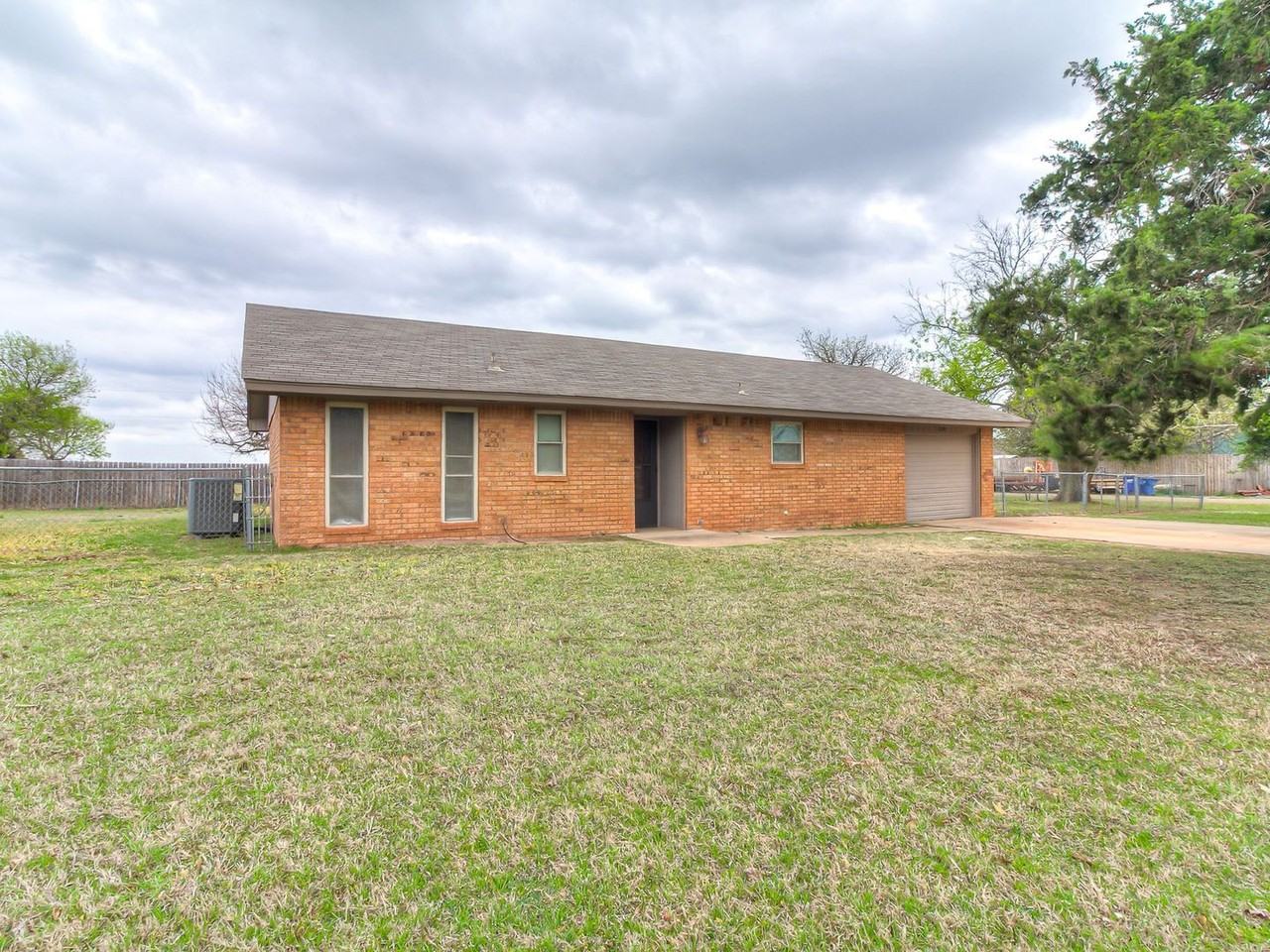 204 3rd St Ne - Photo 2 of 35