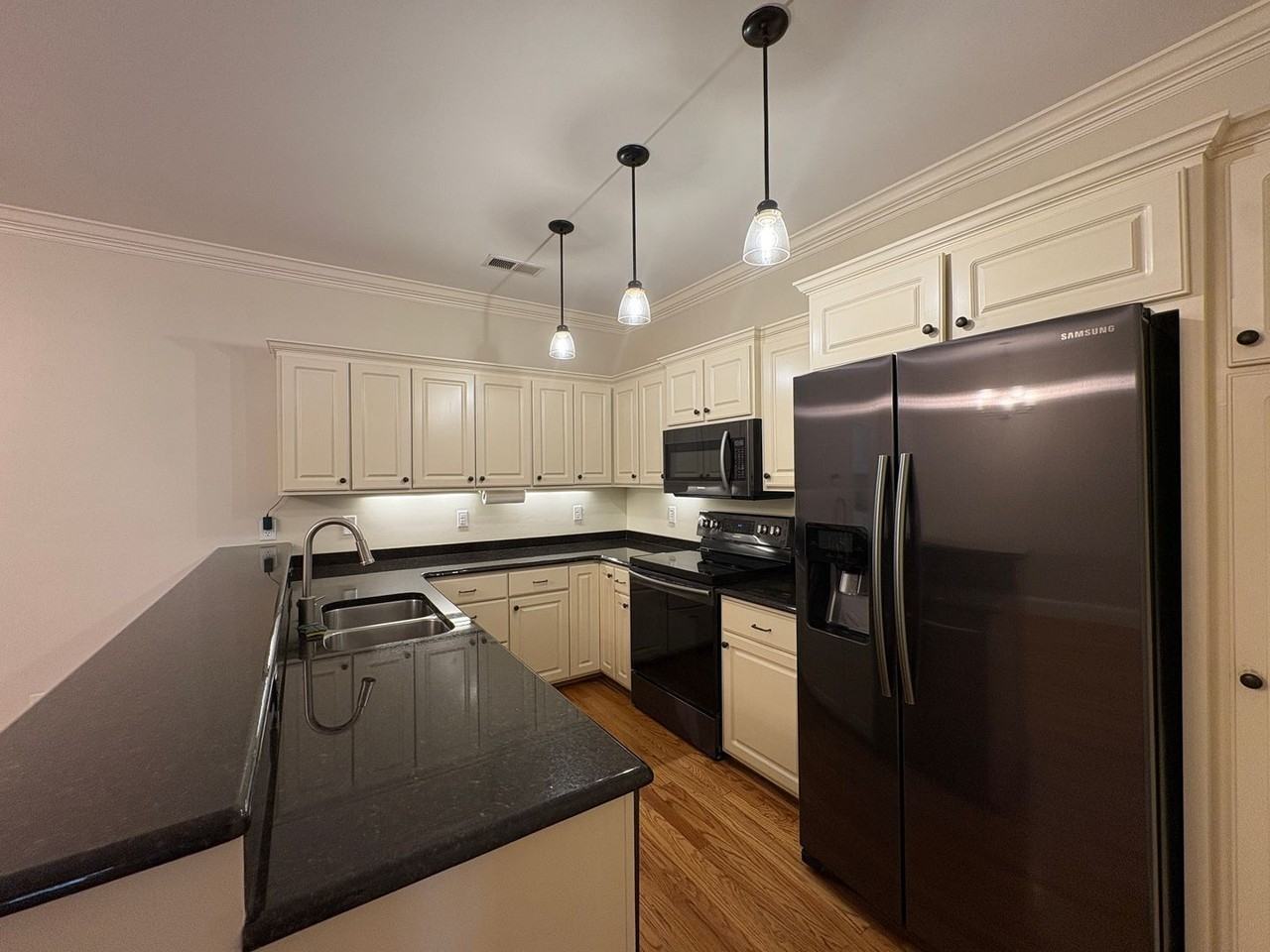 702 Bennett St - Photo 4 of 15