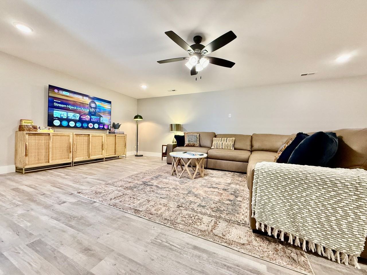 7853 2nd St - Photo 4 of 42