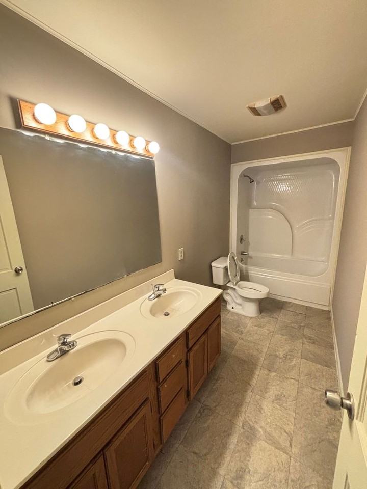 822 W Hill St - Photo 4 of 7