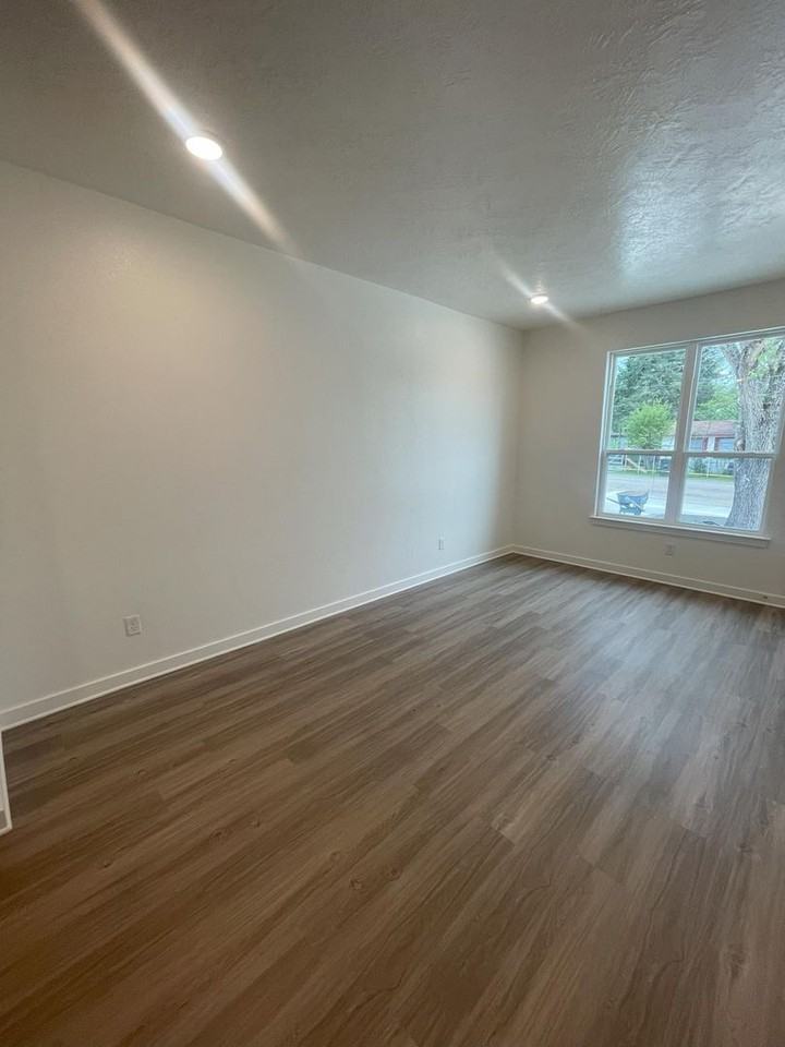 1612 W 5th St #1 - Photo 2 of 15