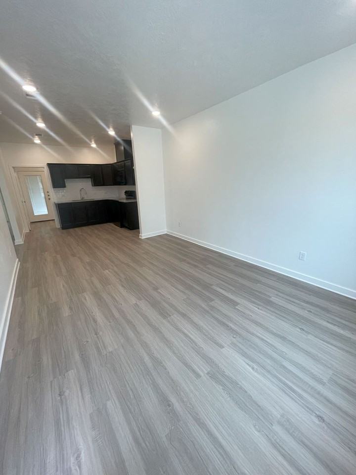 1612 W 5th St #1 - Photo 3 of 15