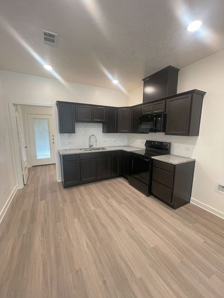 1612 W 5th St #1 - Photo 7 of 15