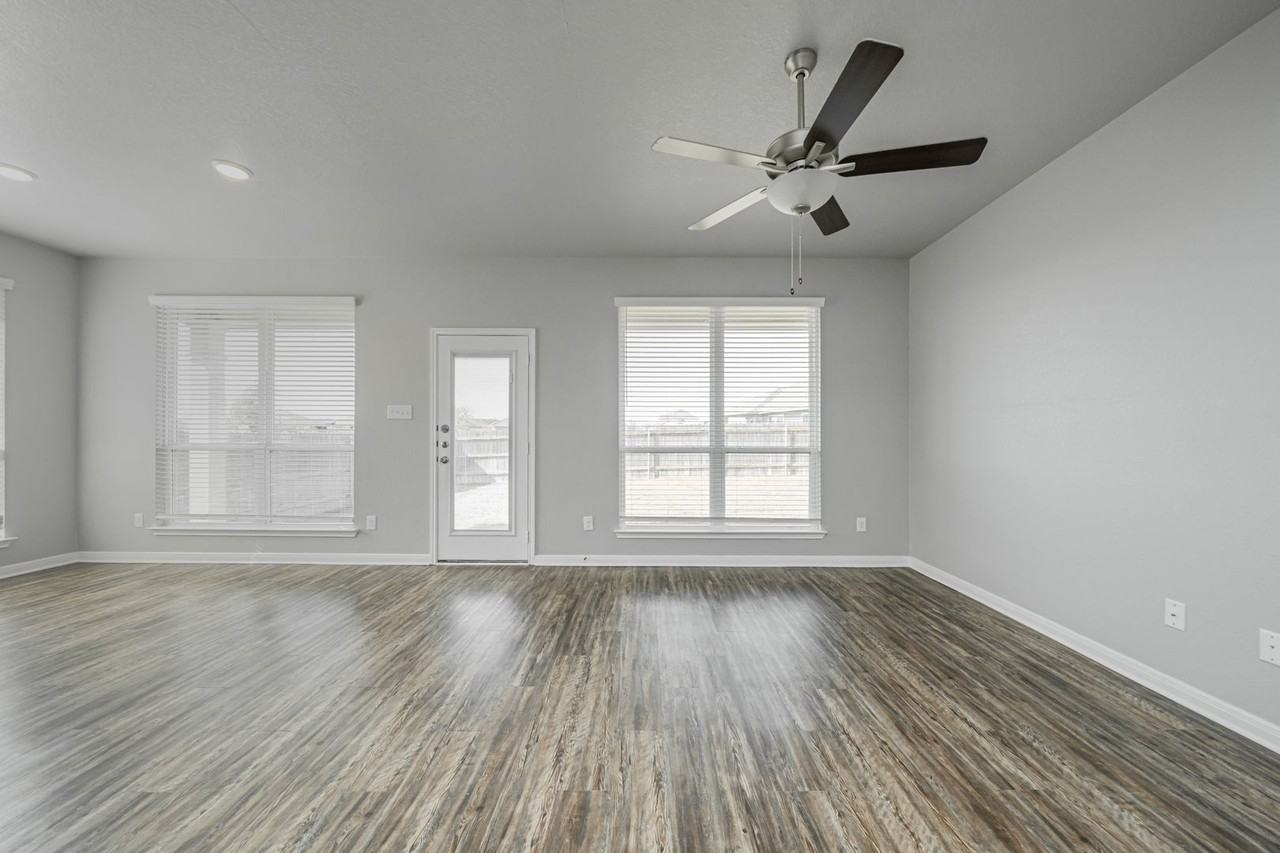 624 Hollyhock Dr - Photo 5 of 50