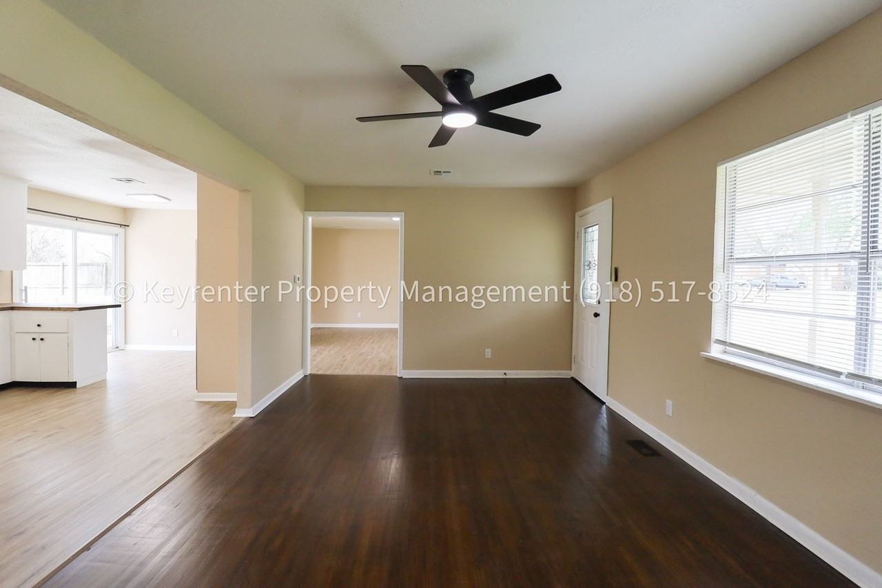 225 S Walnut St - Photo 4 of 38