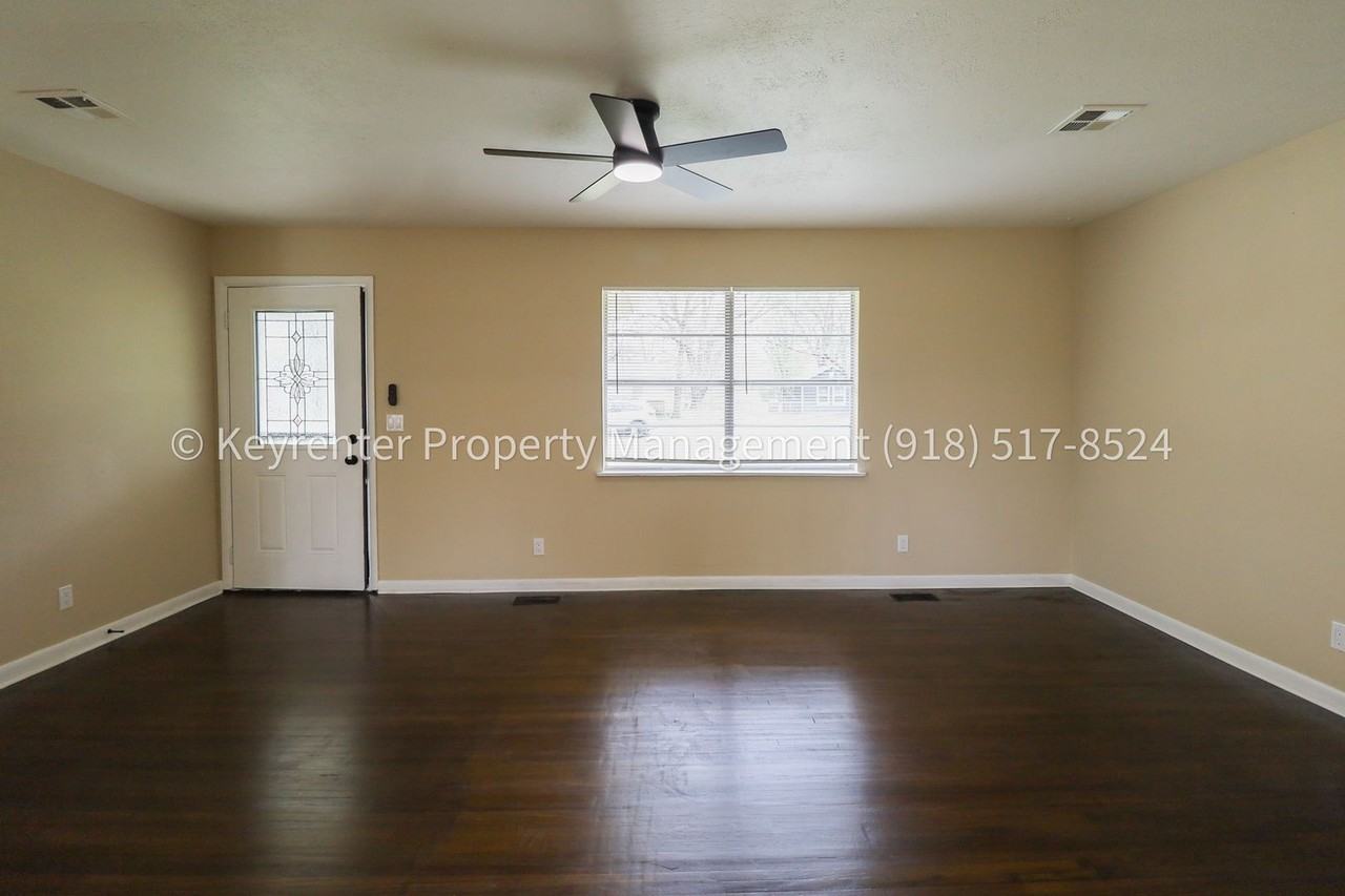 225 S Walnut St - Photo 5 of 38