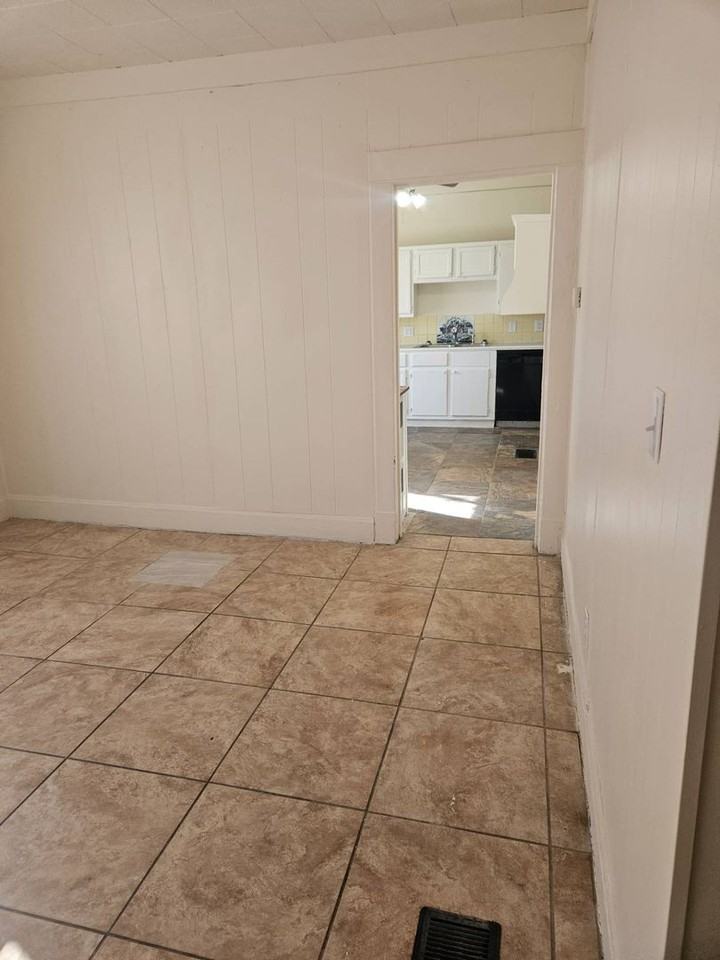 2542 W High St - Photo 4 of 41