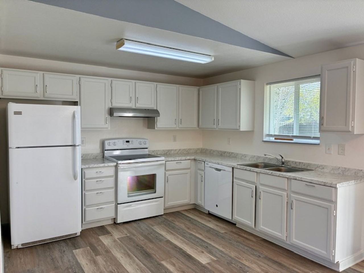 1559 Sw 33rd St - Photo 3 of 28